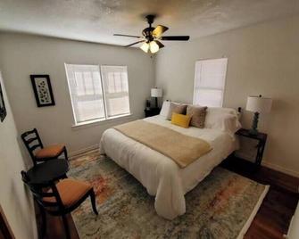 Little Blue House - cozy & walkable to downtown - Artesia - Slaapkamer