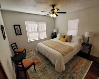 Little Blue House - cozy & walkable to downtown - Artesia - Schlafzimmer