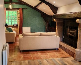 Dordogne gite with pool, terrace and pond, charm & tranquility at Le Pigeonnier - Urval - Huiskamer