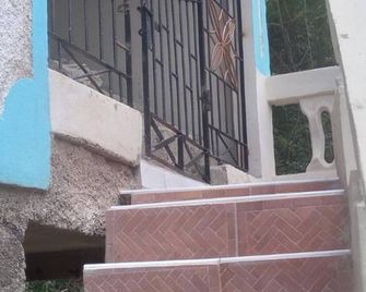 자메이카 세인트 캐서린의 사랑스러운 1-베드 코티지 - 어워튼 - 계단