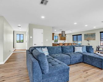 Heated Swim Spa / Open Water Views / Boat Dock / Luxurious / Built In 2023 - Big Pine Key - Soggiorno