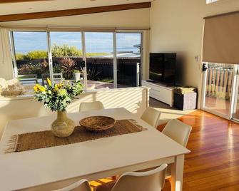 Carlton Beach Holiday House - Dodges Ferry - Comedor