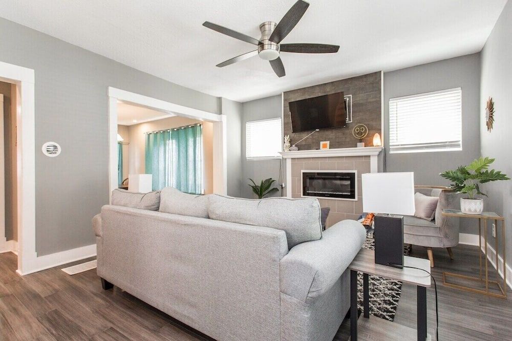 Insta-Worthy Midtown Private 3 Bedroom Home - קנזס סיטי - סלון