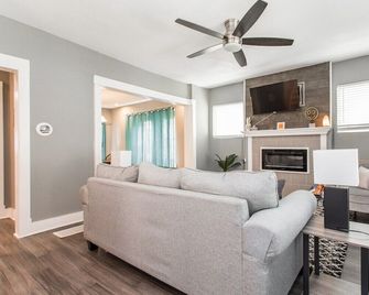 Insta-Worthy Midtown Private 3 Bedroom Home - Kansas City - Huiskamer