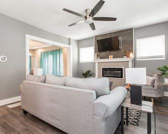 Insta-Worthy Midtown Private 3 Bedroom Home - קנזס סיטי - סלון