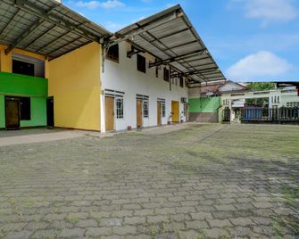 Hotel O near Plaza Pondok Gede formerly Angel Homestay - Bekasi - Будівля
