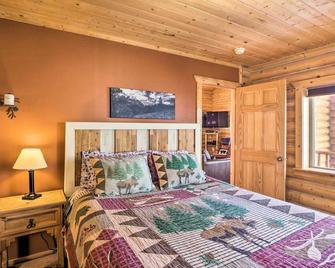 Fairplay Cabin with Mountain Views about 25 Mi to Breck! - Fairplay - Bedroom