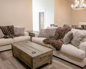 Rustic Ranch Retreat-Ideal for Family Reunions, Corporate Getaways, and Memorable Celebrations - Granbury - Living room