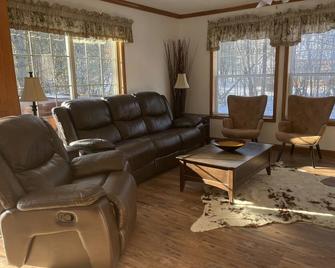 Killington Vermont Ski and Snowmobiling House - Pittsfield - Living room