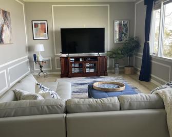 Waterfront: Panoramic Water Views/ Pickleball /Hot Tub/ Pool/Sleeps 16 - Elkton - Living room