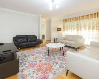 Private room with pool and ensuite - Campbelltown - Living room