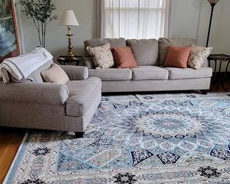Beautiful Vintage Farmhouse, Sleeps 12, Cozy Serene Getaway! - Princeton - Sala de estar