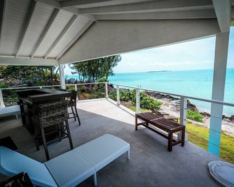 Charming 2-bedroom house with AC, WiFi in delightful Russell Island - Spanish Wells - Balkong