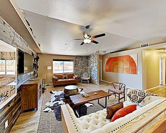 Rawhide Ranch - Walk To Pappy And Harriet's With Hot Tub! 3 Bedroom Home by RedAwning - Yucca Valley