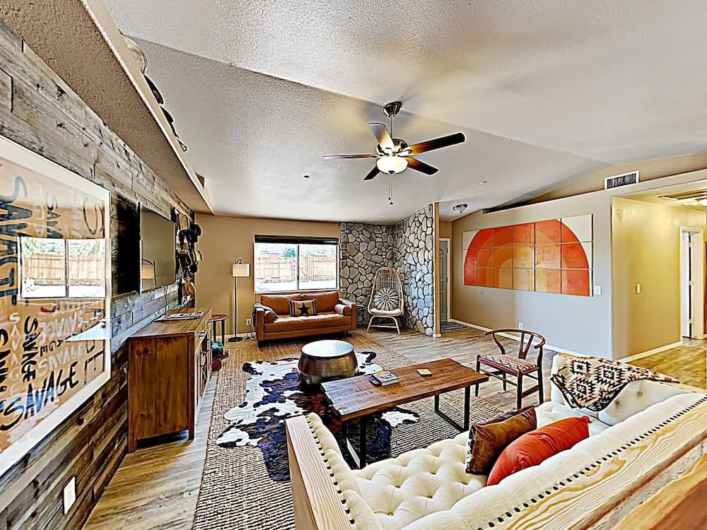 Rawhide Ranch - Walk To Pappy And Harriets With Hot Tub! 3 Bedroom Home by RedAwning - Yucca Valley - Chambre