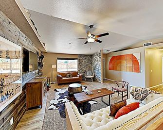 Rawhide Ranch - Walk To Pappy And Harriets With Hot Tub! 3 Bedroom Home by RedAwning - Yucca Valley - Camera da letto