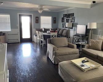 Caney Creek Fishing Lodge - Bay City - Living room