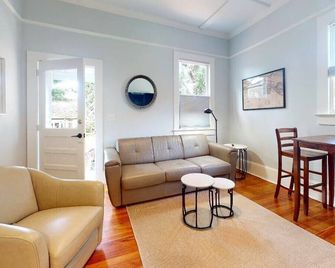 Palm Paradise - Renovated 1885 Queen Anne - Historic DT 1 Block Stroll - Beach only 3 Mi - St. Augustine - Living room