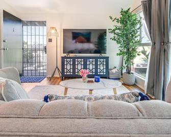 Santa Monica Beach Suite. Off street parking and walking distance to everything! - Santa Monica - Living room