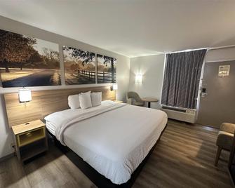 Days Inn by Wyndham Adel I-75 - Adel - Bedroom
