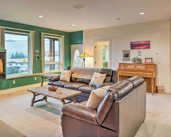 Ketchikan Home Bay Views, half Mi to Hiking Trails - Ketchikan - Living room