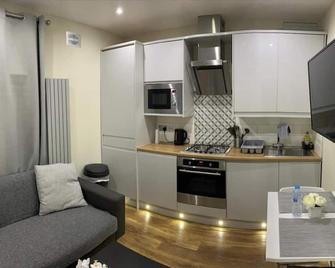 Charming 2-Bed Apartment - London - Kitchen