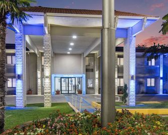 Motel 6 Dallas - Addison - Addison - Bina