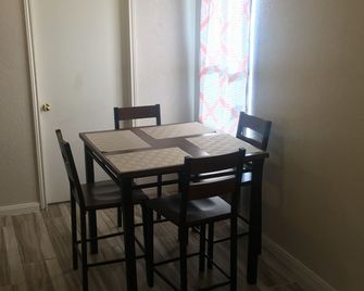 Denis Temporary Housing 3 Bedrooms Apt- D - Killeen - Dining room