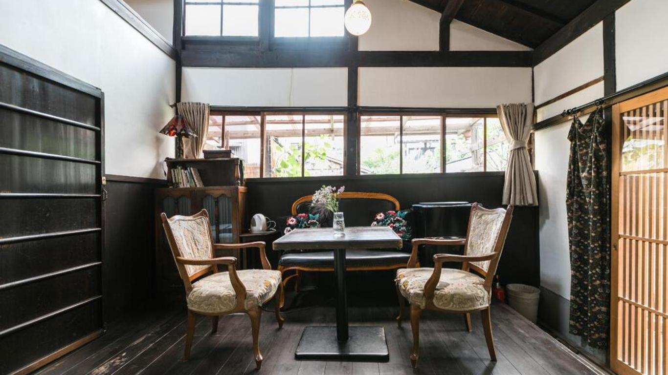 جيست هاوس أوميا