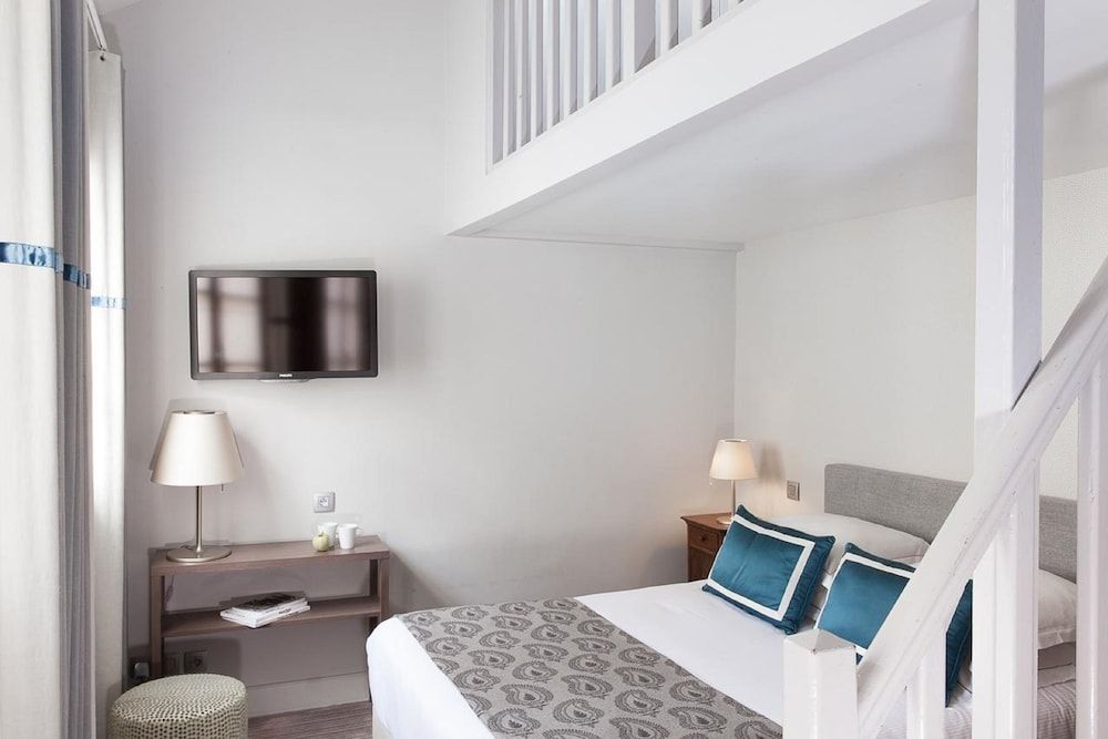 Bedroom view of Hôtel de la Place du Louvre