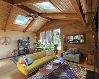 Adorable cottage w/ ocean views, redwoods, and a hot tub. Pets OK! - Gualala - Sala de estar