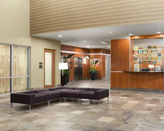 Holiday Inn & Suites Williamsburg-Historic Gateway By IHG - Williamsburg - Front desk