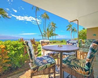 Stunning Maui Direct Ocean front on the beach, Walk to beach from Condo, Watch Turtles, Whales, AC in all rooms ocean view Pool and Spa - Wailuku - Balcony