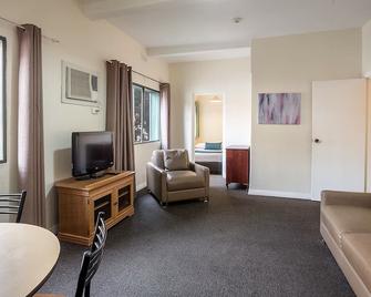 Greenways Apartments - Adelaide - Living room