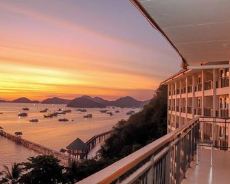 Laprima Hotel - Labuan Bajo - Balkon