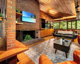 Spacious 5-bedroom house steps from UMass Campus, with large backyard. - Amherst