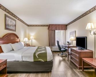 Quality Inn & Suites Bel Air I-95 Exit 77a - Edgewood - Bedroom