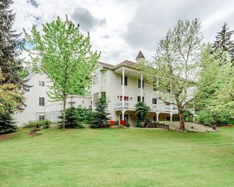 The Inn at the Ninth Hole Bed & Breakfast - Salmon Arm - Gebäude