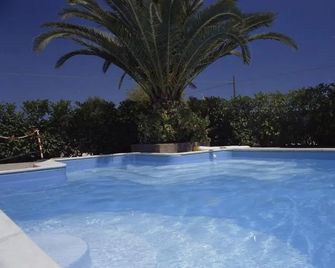 Hotel Rivadoro-Spiaggia ombrellone e lettini-Piscina-Parcheggio - Martinsicuro - Bazén