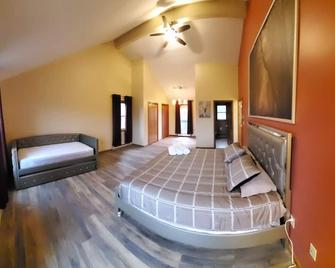 Romantic Secluded Private Villa with Pool, Hot Tub, Sauna/Steam, Games - Kunkletown - Bedroom