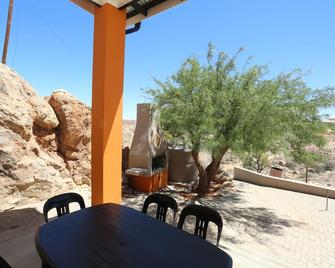 Orange House Self Catering - Aus - Patio