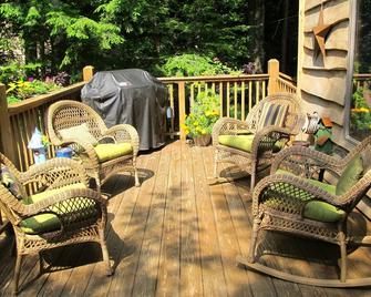 Classic Adirondack Chalet on Moose River -Summer weekly rentals only Sat. to Sat - Old Forge - Балкон