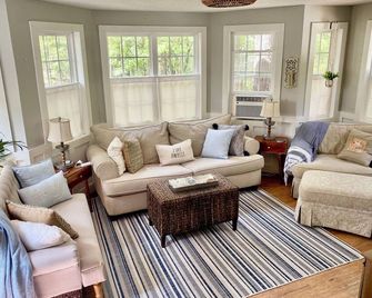 Charming 2-bedroom lake cottage with kayaks - Силакауґа - Вітальня