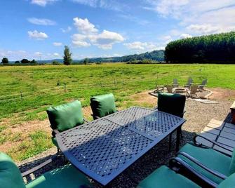 3-bedroom barndominium on a family farm in charming Clatskanie countryside - Clatskanie - Patio