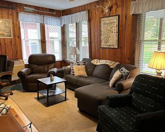 Doc's Lake house 1st floor, 2 bedroom apartment - Salisbury - Living room