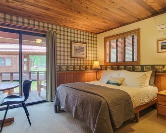 Cedar - pet-friendly room at The Inn At Mazama - Mazama - Bedroom
