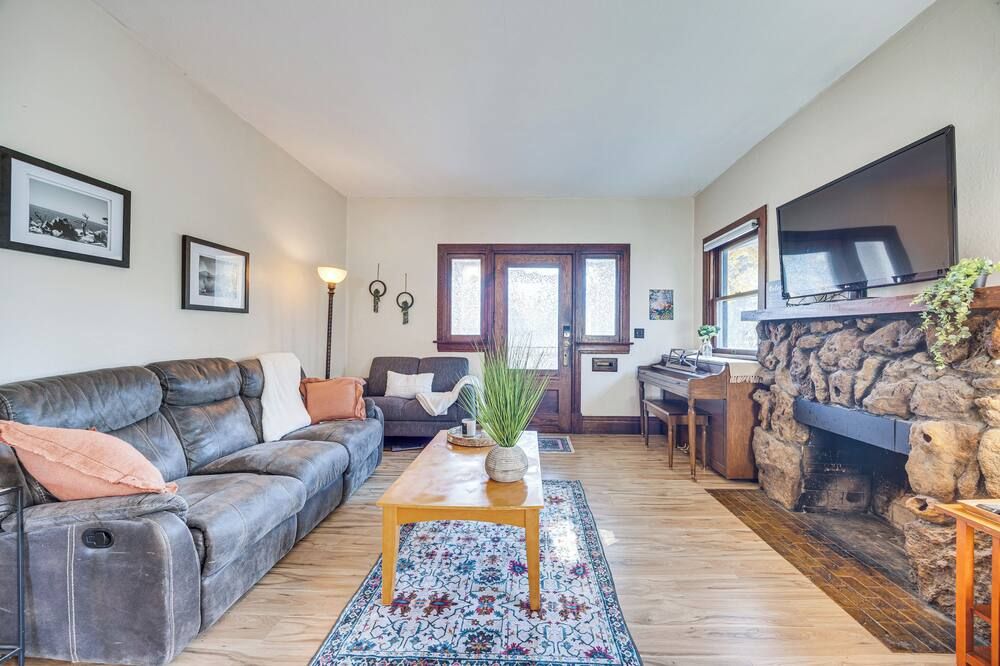 Walk to Colorado College & Dwtn! Home w/ Patio - Colorado Springs - Living room