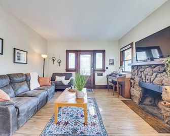 Walk to Colorado College & Dwtn! Home w/ Patio - Colorado Springs - Living room