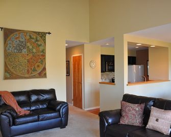 Ski-In / Ski-Out, Top Floor Sugarbush Condo (Snow Creek) - Warren - Wohnzimmer