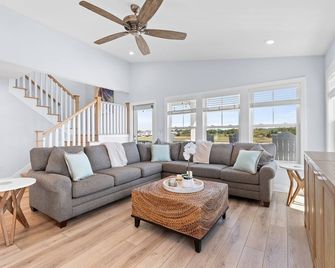 'Salty Sunsets' is a 3 Bedroom.3.5 Bathroom Second Row with Marsh View - Supply - Sala de estar